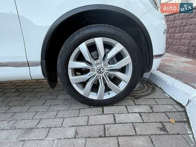 Белый Фольксваген Туарег, объемом двигателя 2.97 л и пробегом 145 тыс. км за 31500 $, фото 6 на Automoto.ua