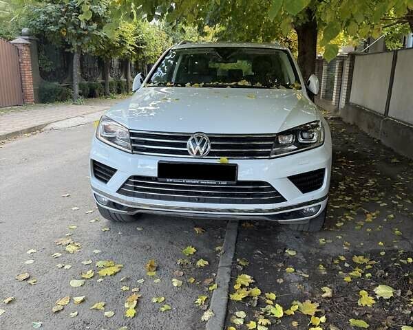 Белый Фольксваген Туарег, объемом двигателя 2.97 л и пробегом 145 тыс. км за 31500 $, фото 30 на Automoto.ua