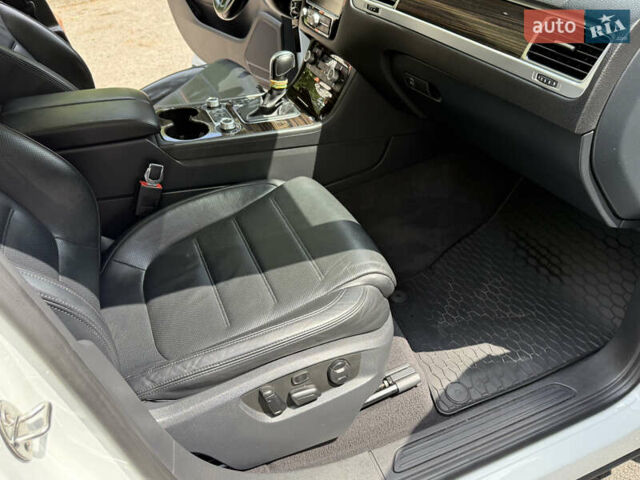 Білий Фольксваген Туарег, об'ємом двигуна 3 л та пробігом 215 тис. км за 25800 $, фото 17 на Automoto.ua