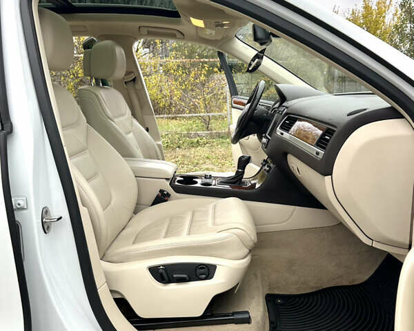 Белый Фольксваген Туарег, объемом двигателя 3 л и пробегом 236 тыс. км за 22000 $, фото 25 на Automoto.ua