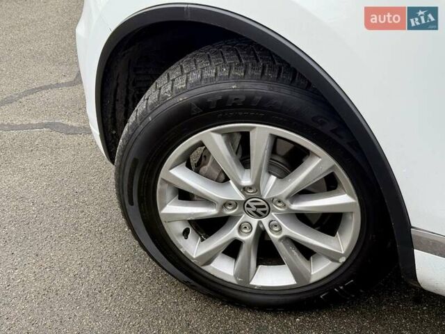 Белый Фольксваген Туарег, объемом двигателя 2.97 л и пробегом 290 тыс. км за 15900 $, фото 31 на Automoto.ua