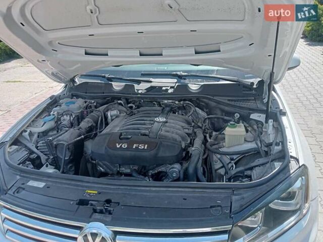 Белый Фольксваген Туарег, объемом двигателя 3.6 л и пробегом 167 тыс. км за 15700 $, фото 1 на Automoto.ua