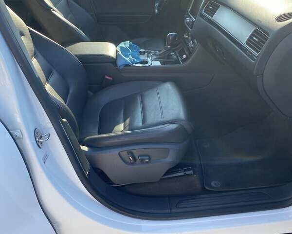 Белый Фольксваген Туарег, объемом двигателя 2.97 л и пробегом 400 тыс. км за 17000 $, фото 25 на Automoto.ua