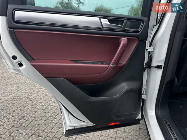 Белый Фольксваген Туарег, объемом двигателя 2.97 л и пробегом 260 тыс. км за 21900 $, фото 37 на Automoto.ua