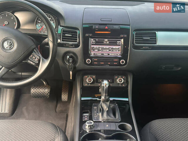 Белый Фольксваген Туарег, объемом двигателя 2.97 л и пробегом 230 тыс. км за 18500 $, фото 11 на Automoto.ua