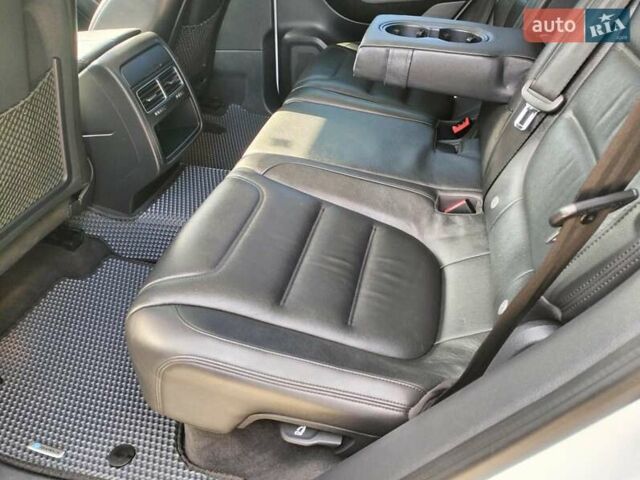 Білий Фольксваген Туарег, об'ємом двигуна 3 л та пробігом 241 тис. км за 21800 $, фото 18 на Automoto.ua