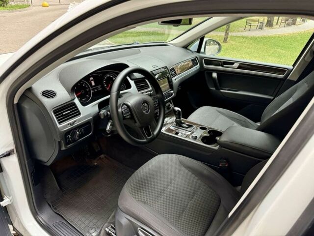 Белый Фольксваген Туарег, объемом двигателя 3 л и пробегом 291 тыс. км за 15900 $, фото 6 на Automoto.ua