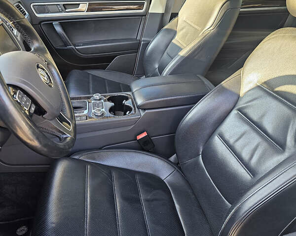 Белый Фольксваген Туарег, объемом двигателя 3 л и пробегом 260 тыс. км за 26000 $, фото 17 на Automoto.ua