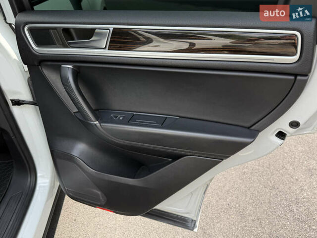 Білий Фольксваген Туарег, об'ємом двигуна 3 л та пробігом 215 тис. км за 25800 $, фото 18 на Automoto.ua