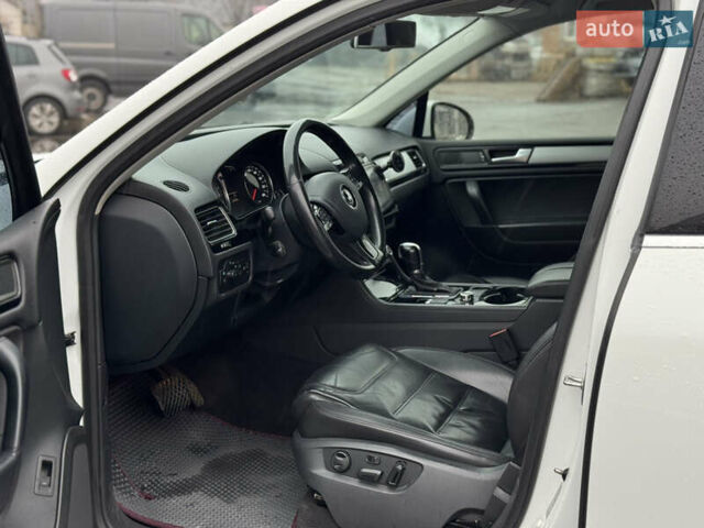 Белый Фольксваген Туарег, объемом двигателя 2.97 л и пробегом 248 тыс. км за 18000 $, фото 20 на Automoto.ua