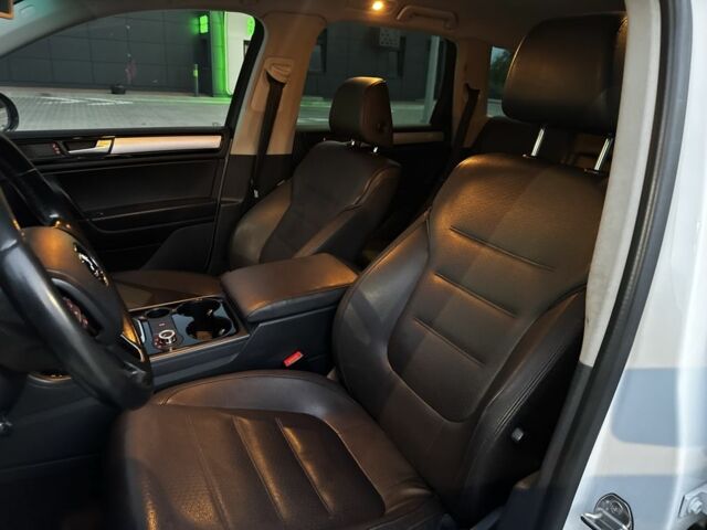 Белый Фольксваген Туарег, объемом двигателя 3 л и пробегом 266 тыс. км за 17000 $, фото 19 на Automoto.ua