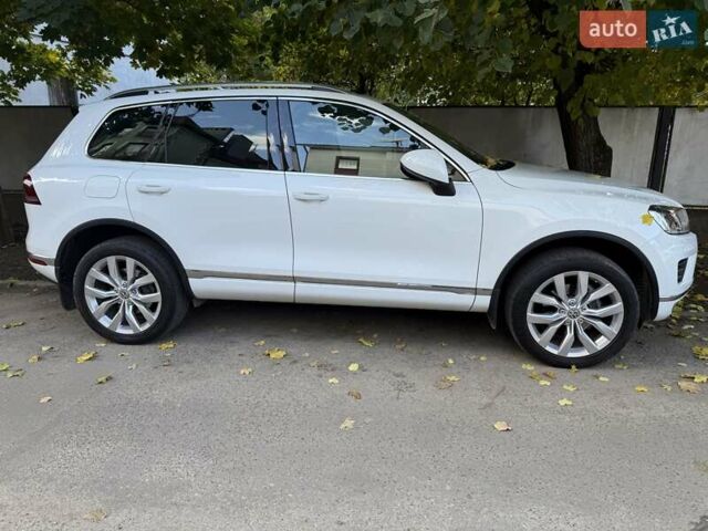 Белый Фольксваген Туарег, объемом двигателя 2.97 л и пробегом 145 тыс. км за 31500 $, фото 32 на Automoto.ua