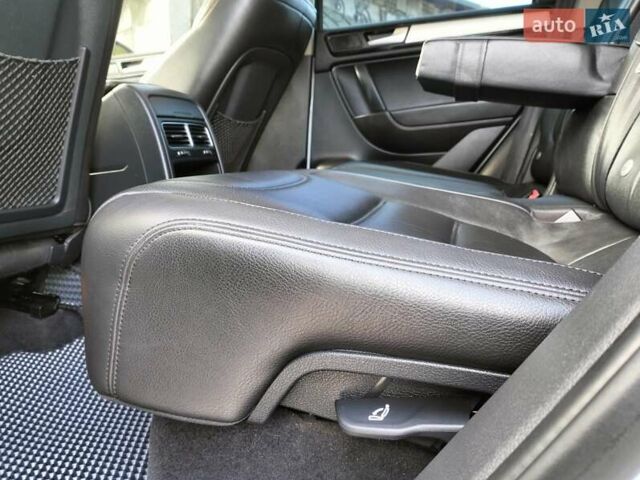 Білий Фольксваген Туарег, об'ємом двигуна 3 л та пробігом 241 тис. км за 21800 $, фото 12 на Automoto.ua