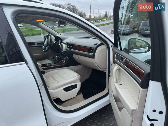 Белый Фольксваген Туарег, объемом двигателя 2.97 л и пробегом 278 тыс. км за 26800 $, фото 24 на Automoto.ua