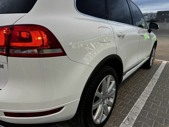 Белый Фольксваген Туарег, объемом двигателя 3 л и пробегом 266 тыс. км за 17000 $, фото 16 на Automoto.ua