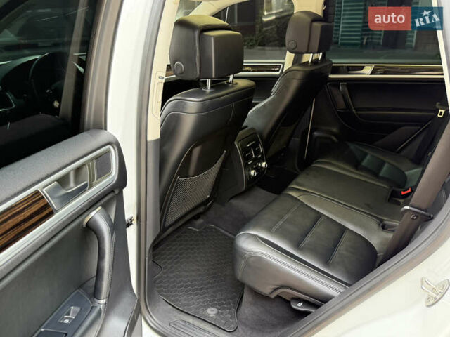 Білий Фольксваген Туарег, об'ємом двигуна 3 л та пробігом 215 тис. км за 25800 $, фото 13 на Automoto.ua