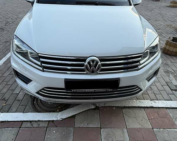 Белый Фольксваген Туарег, объемом двигателя 2.97 л и пробегом 145 тыс. км за 31500 $, фото 1 на Automoto.ua