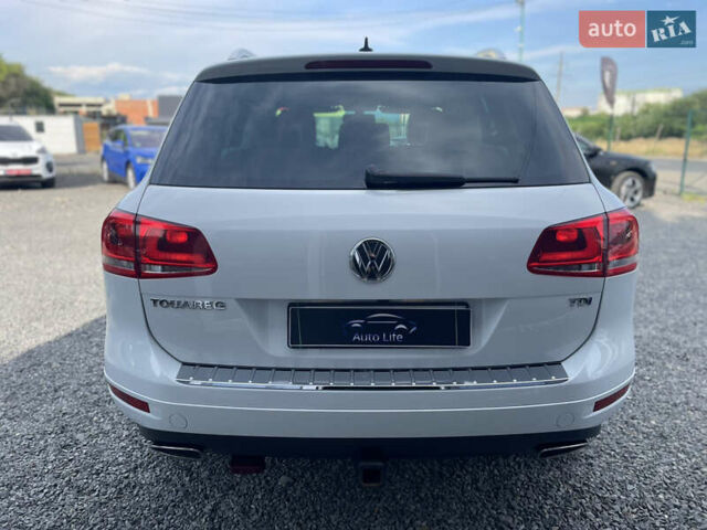 Белый Фольксваген Туарег, объемом двигателя 2.97 л и пробегом 141 тыс. км за 23500 $, фото 4 на Automoto.ua