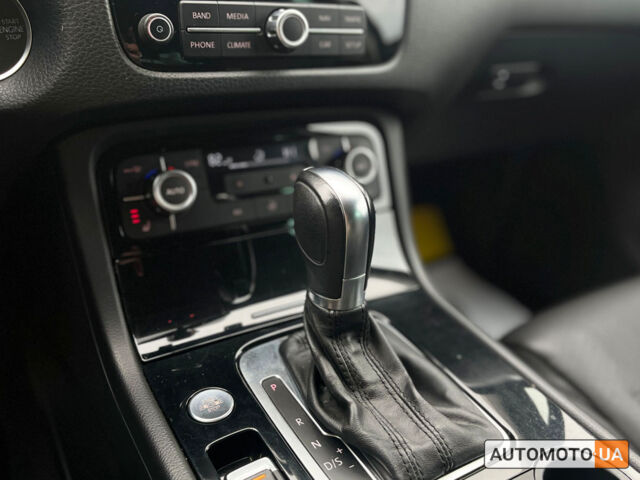 Білий Фольксваген Туарег, об'ємом двигуна 3 л та пробігом 283 тис. км за 20800 $, фото 22 на Automoto.ua