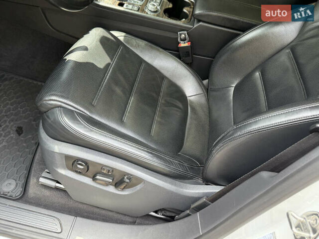 Білий Фольксваген Туарег, об'ємом двигуна 3 л та пробігом 215 тис. км за 25800 $, фото 12 на Automoto.ua