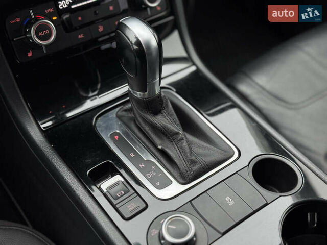 Белый Фольксваген Туарег, объемом двигателя 2.97 л и пробегом 248 тыс. км за 18000 $, фото 30 на Automoto.ua