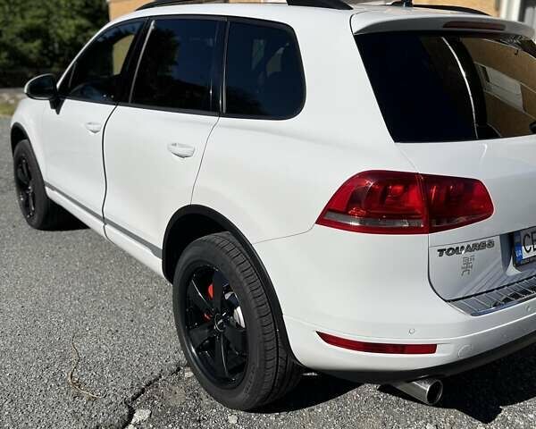 Белый Фольксваген Туарег, объемом двигателя 2.97 л и пробегом 295 тыс. км за 21500 $, фото 2 на Automoto.ua