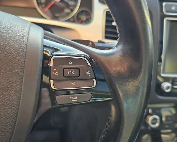 Белый Фольксваген Туарег, объемом двигателя 3 л и пробегом 260 тыс. км за 26000 $, фото 22 на Automoto.ua