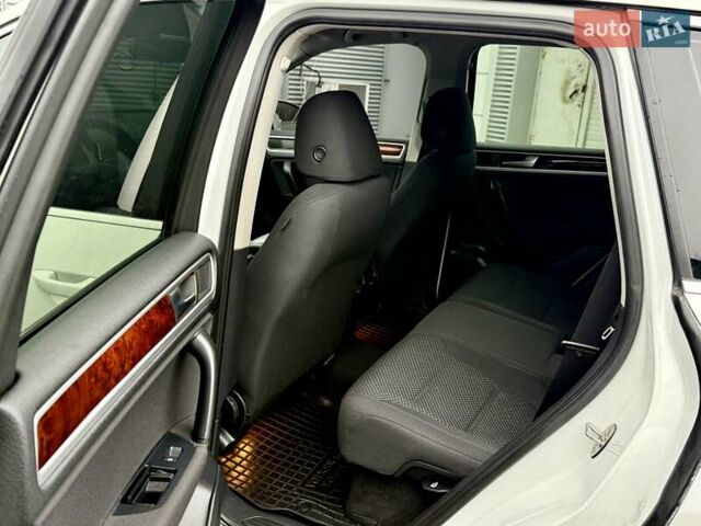 Белый Фольксваген Туарег, объемом двигателя 2.97 л и пробегом 290 тыс. км за 15900 $, фото 22 на Automoto.ua