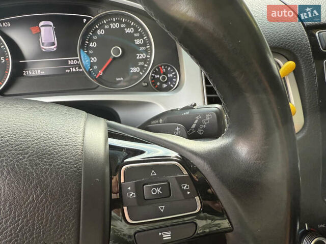 Білий Фольксваген Туарег, об'ємом двигуна 3 л та пробігом 215 тис. км за 25800 $, фото 27 на Automoto.ua