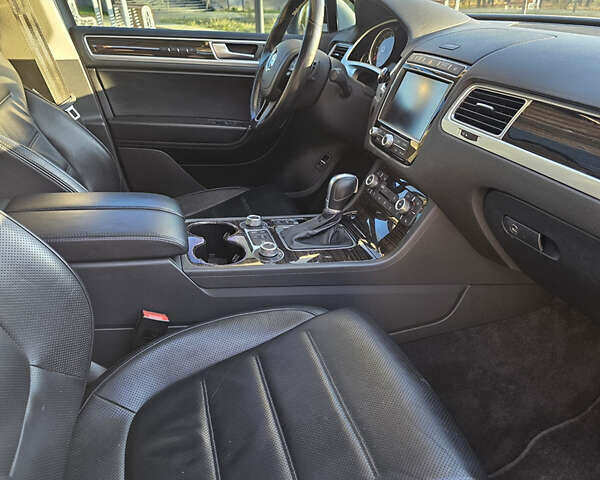 Белый Фольксваген Туарег, объемом двигателя 3 л и пробегом 260 тыс. км за 26000 $, фото 29 на Automoto.ua