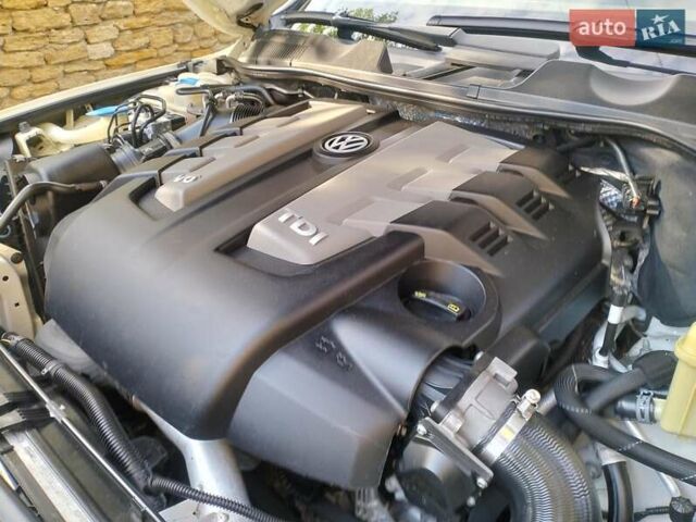 Білий Фольксваген Туарег, об'ємом двигуна 3 л та пробігом 241 тис. км за 21800 $, фото 7 на Automoto.ua