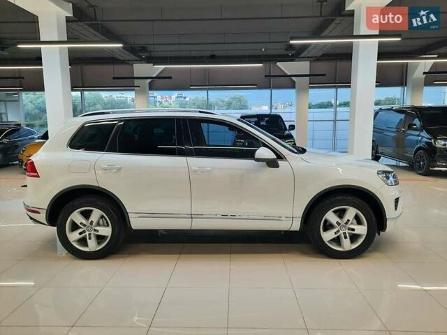 Белый Фольксваген Туарег, объемом двигателя 3 л и пробегом 111 тыс. км за 23477 $, фото 4 на Automoto.ua