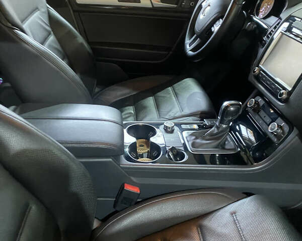 Білий Фольксваген Туарег, об'ємом двигуна 2.97 л та пробігом 165 тис. км за 23800 $, фото 11 на Automoto.ua