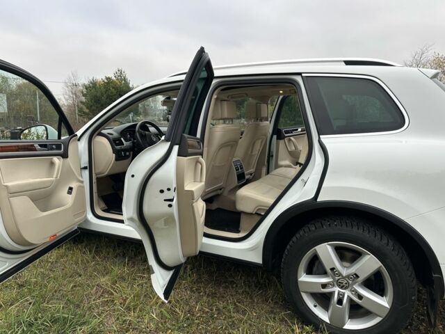 Белый Фольксваген Туарег, объемом двигателя 3 л и пробегом 236 тыс. км за 22500 $, фото 2 на Automoto.ua