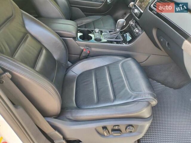 Білий Фольксваген Туарег, об'ємом двигуна 3 л та пробігом 241 тис. км за 21800 $, фото 4 на Automoto.ua