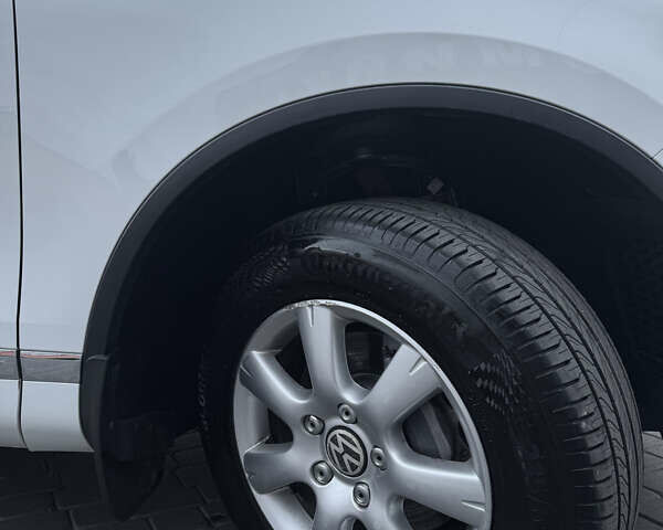 Белый Фольксваген Туарег, объемом двигателя 2.97 л и пробегом 278 тыс. км за 26800 $, фото 17 на Automoto.ua