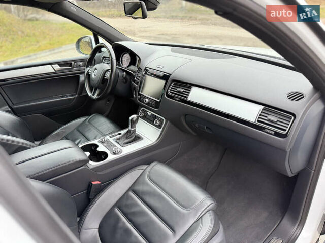 Белый Фольксваген Туарег, объемом двигателя 3 л и пробегом 279 тыс. км за 22999 $, фото 26 на Automoto.ua