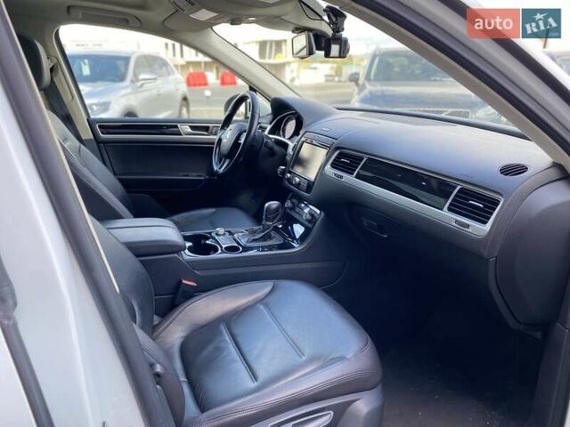 Белый Фольксваген Туарег, объемом двигателя 2.97 л и пробегом 209 тыс. км за 25900 $, фото 2 на Automoto.ua