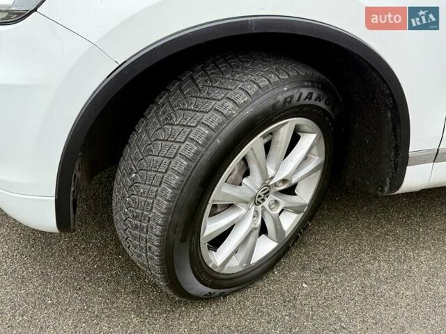 Белый Фольксваген Туарег, объемом двигателя 2.97 л и пробегом 290 тыс. км за 15900 $, фото 32 на Automoto.ua