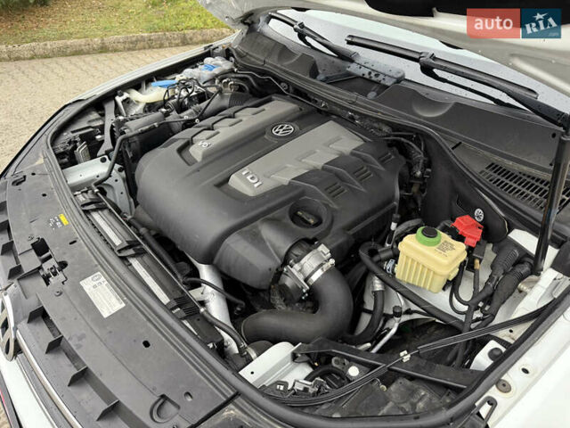 Белый Фольксваген Туарег, объемом двигателя 3 л и пробегом 279 тыс. км за 22999 $, фото 42 на Automoto.ua