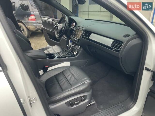 Білий Фольксваген Туарег, об'ємом двигуна 2.97 л та пробігом 228 тис. км за 23900 $, фото 18 на Automoto.ua