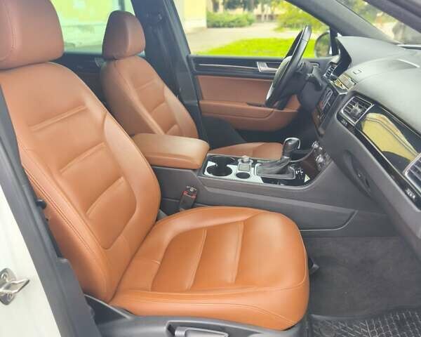 Белый Фольксваген Туарег, объемом двигателя 2.97 л и пробегом 162 тыс. км за 21500 $, фото 12 на Automoto.ua