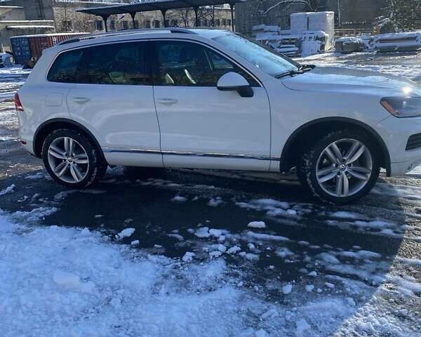 Белый Фольксваген Туарег, объемом двигателя 2.97 л и пробегом 400 тыс. км за 17000 $, фото 13 на Automoto.ua