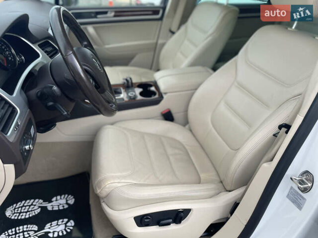 Белый Фольксваген Туарег, объемом двигателя 2.97 л и пробегом 141 тыс. км за 23500 $, фото 6 на Automoto.ua