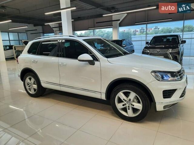 Белый Фольксваген Туарег, объемом двигателя 3 л и пробегом 111 тыс. км за 23477 $, фото 3 на Automoto.ua