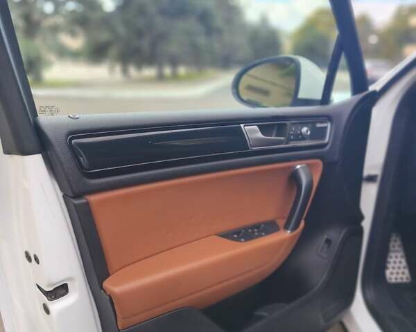 Белый Фольксваген Туарег, объемом двигателя 2.97 л и пробегом 162 тыс. км за 21500 $, фото 18 на Automoto.ua