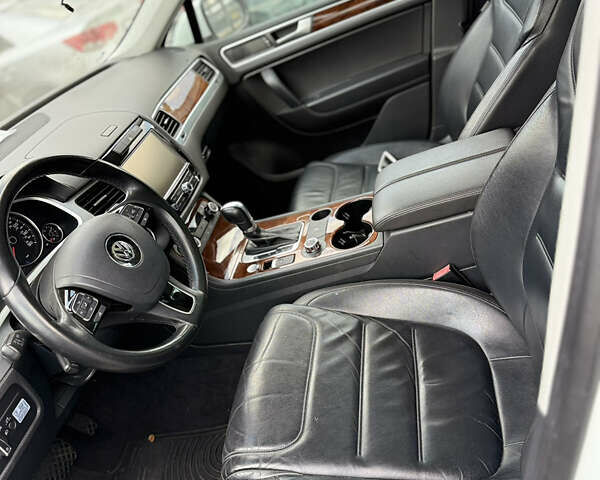 Белый Фольксваген Туарег, объемом двигателя 2.97 л и пробегом 156 тыс. км за 24500 $, фото 3 на Automoto.ua