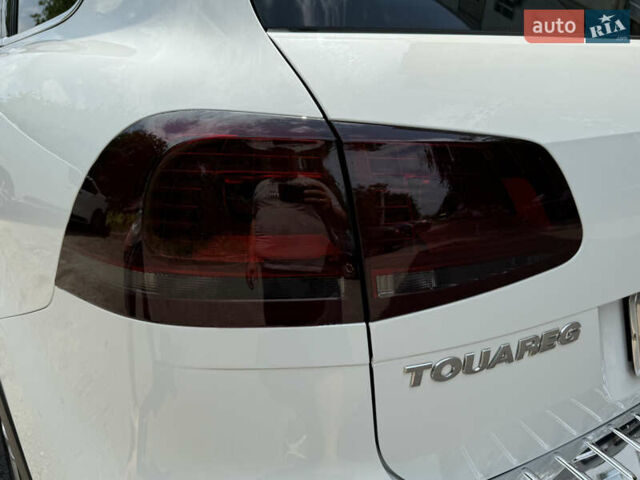Білий Фольксваген Туарег, об'ємом двигуна 3 л та пробігом 215 тис. км за 25800 $, фото 23 на Automoto.ua