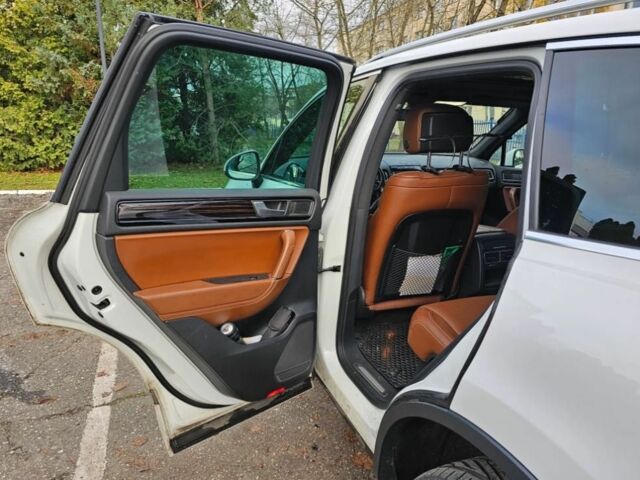 Белый Фольксваген Туарег, объемом двигателя 3 л и пробегом 154 тыс. км за 12500 $, фото 10 на Automoto.ua