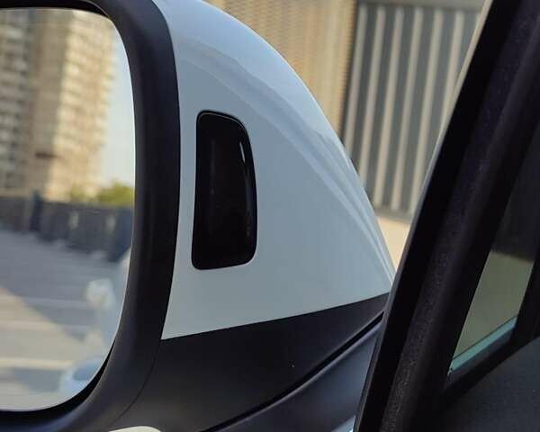 Білий Фольксваген Туарег, об'ємом двигуна 3 л та пробігом 157 тис. км за 27500 $, фото 6 на Automoto.ua